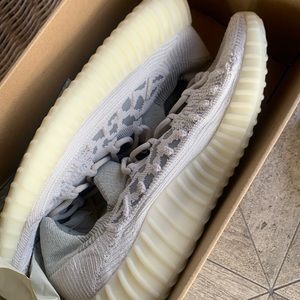 Yeezy 350 V2